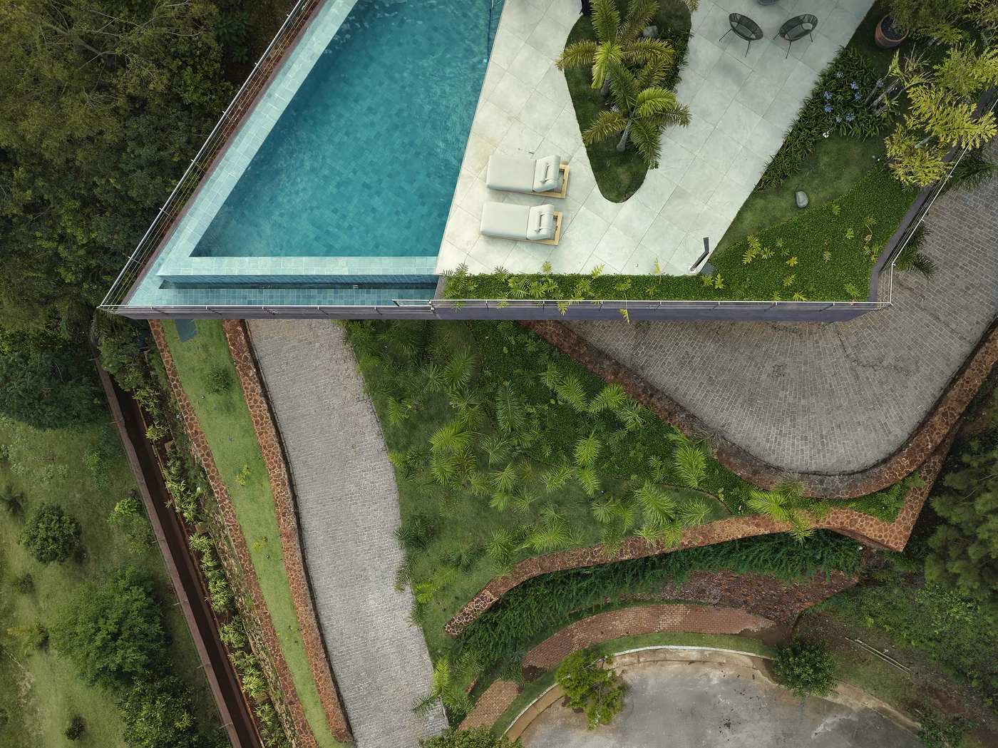 Vista aérea da piscina da Casa Riviera