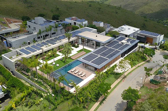 Piscina e jardim em obra da Boutique Construtora