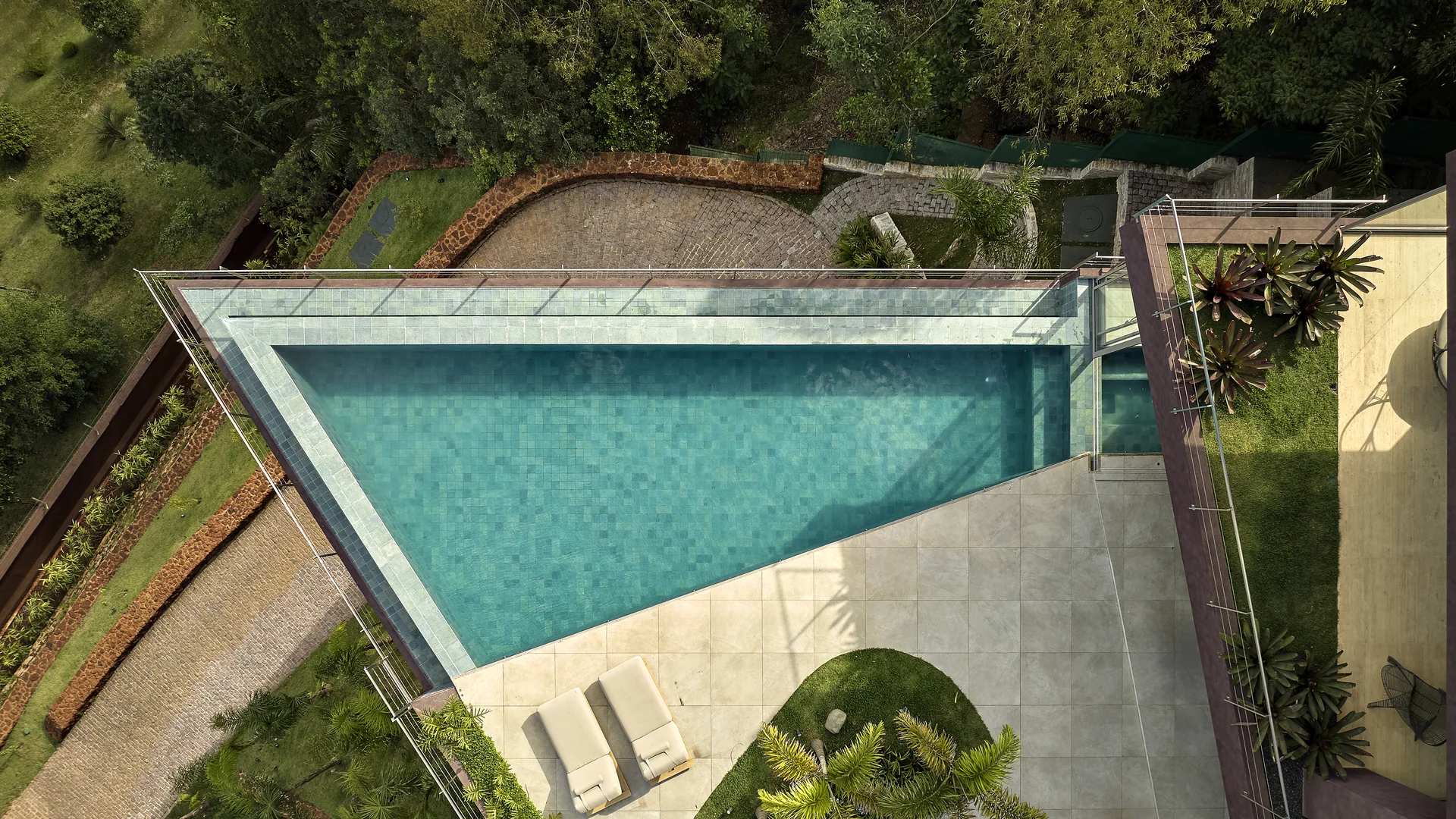 Piscina vista do alto em residência construída pela Boutique Construtora